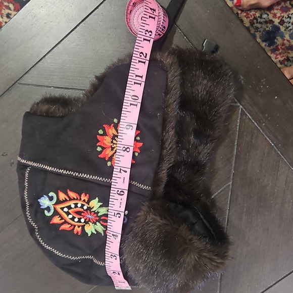 Icelandic trapper hat with faux fur flaps. - Picture 6 of 7